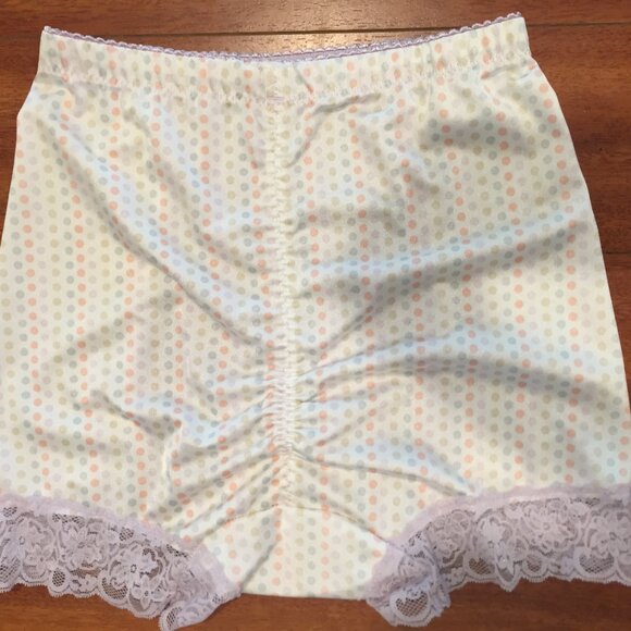 NIP - 5 Pair Rhonda Shear Lace-trimmed Panty Set - Small - Picture 4 of 4